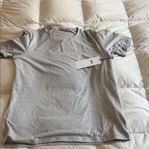 ALO Yoga Men’s Conquer Reform Crewneck Short Sleeve large